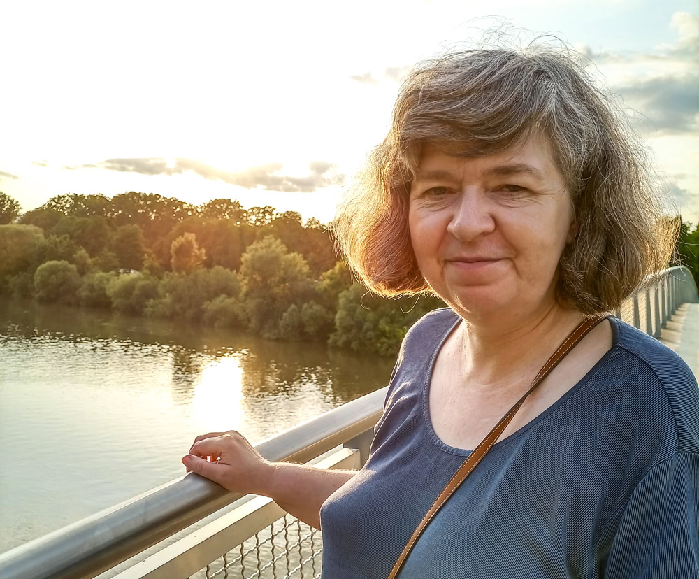 Elke Thimsen auf der Schwimmbadbrücke