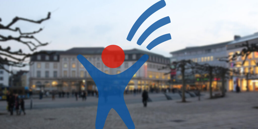 Logo Aktiv Teilhabe gestalten, im Hintergrund Königsplatz Kassel