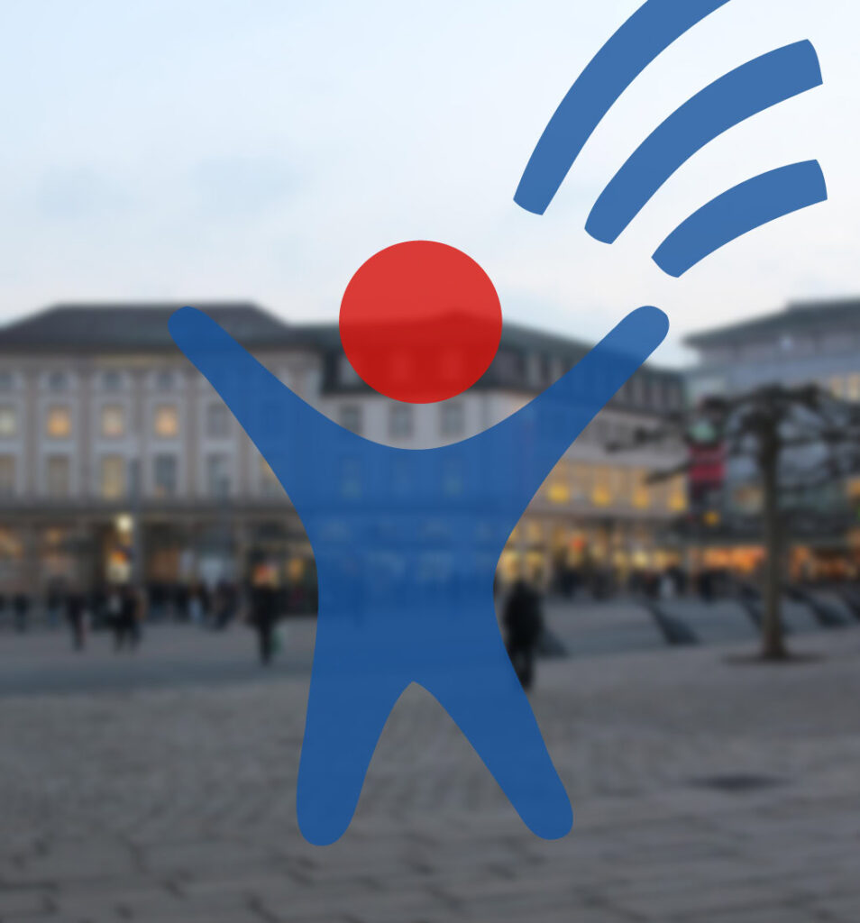 Logo Aktiv Teilhabe gestalten, im Hintergrund Königsplatz Kassel