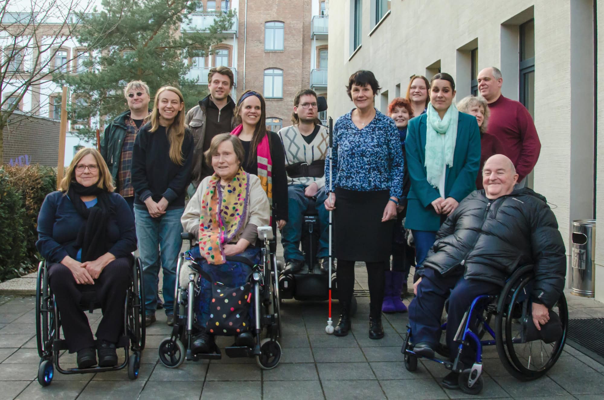 Gruppenfoto von Kasseler Selbstvertreter*innen und allen Beteiligten an der Auftaktveranstaltung "Aktiv Teilhabe gestalten"
